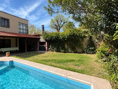 Casa  5 ambientes, quincho con pileta en sexta sección - mendoza