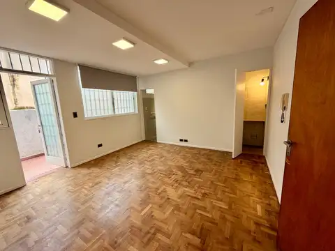Oficina salon en pb de edificio mitre. con kichinnette toilette y patio