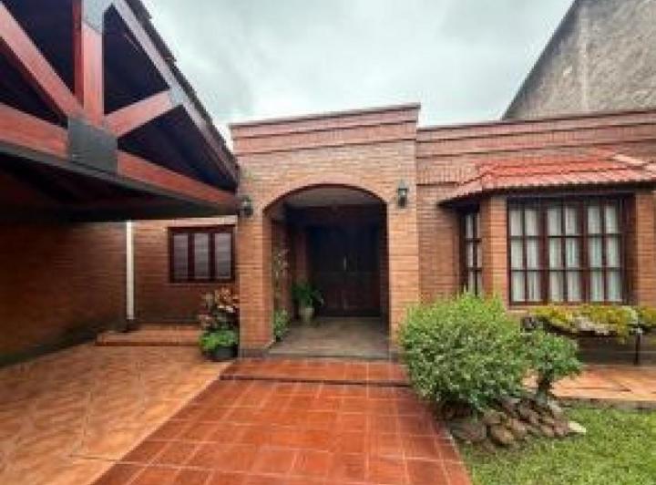 Casa · 180m² · 3 Dormitorios · 1 Cochera
