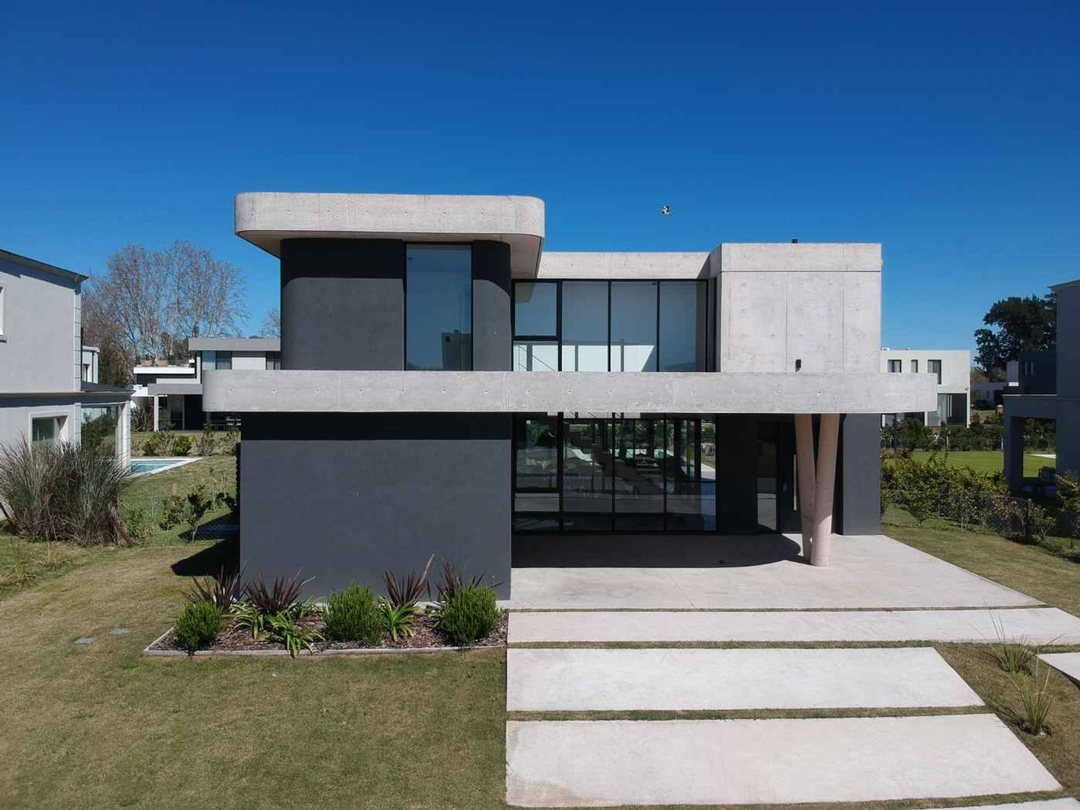 Venta Casa de Diseño en La Calesa con Financiación