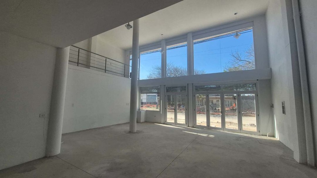ALQUILER Local comercial 660m2 sobre Bv. Segui