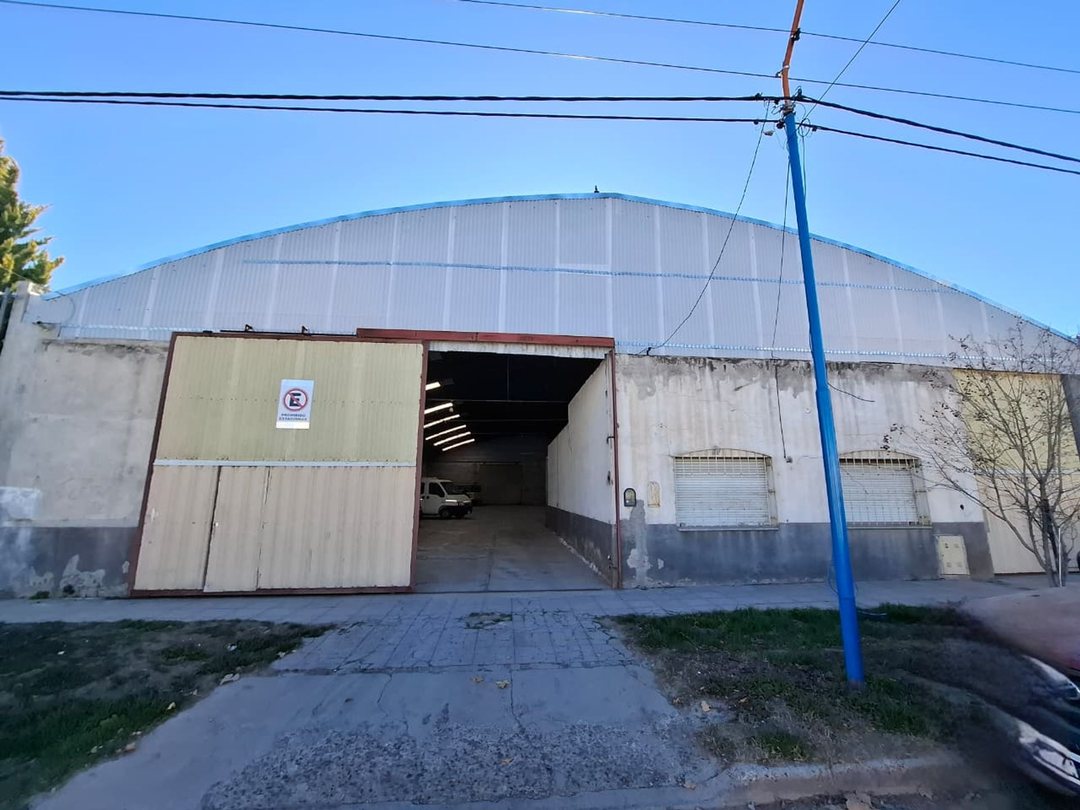 Galpón 740 mts2 con vivienda Gral. Roca