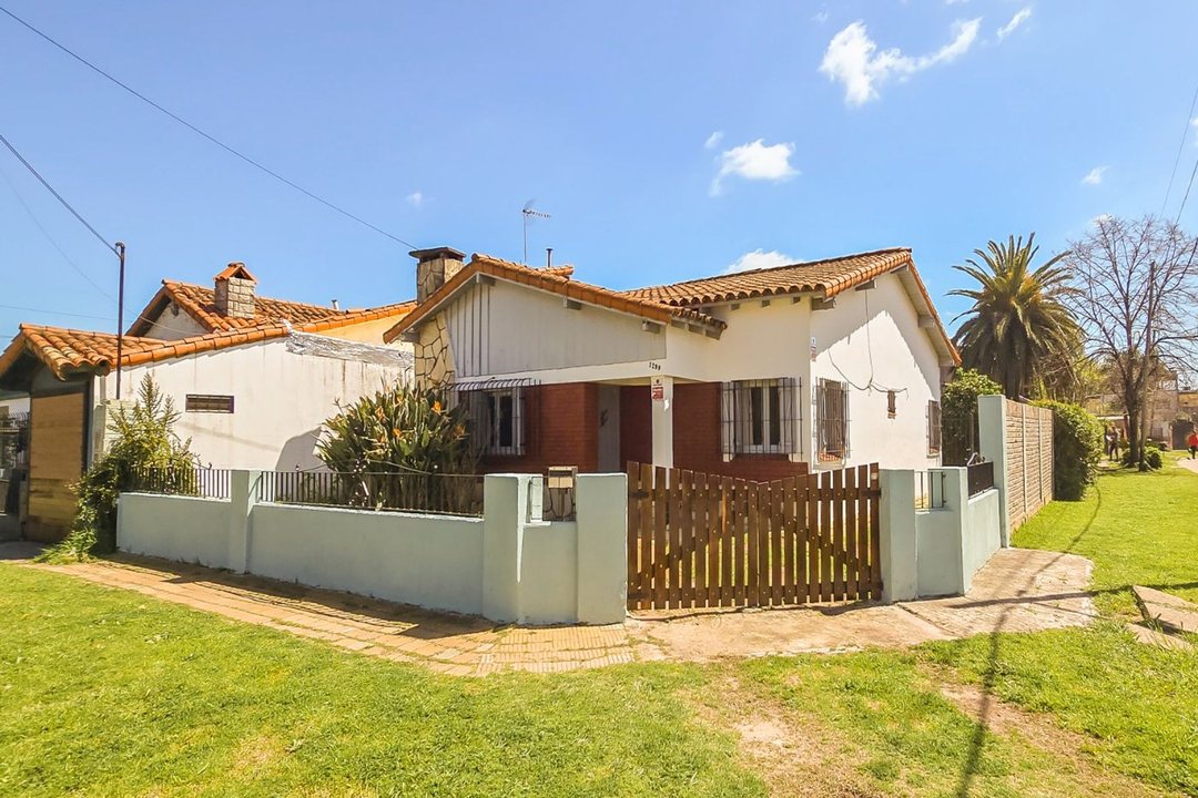 CASA VENTA BURZACO 2 DORMITORIOS, PARQUE AMPLIO