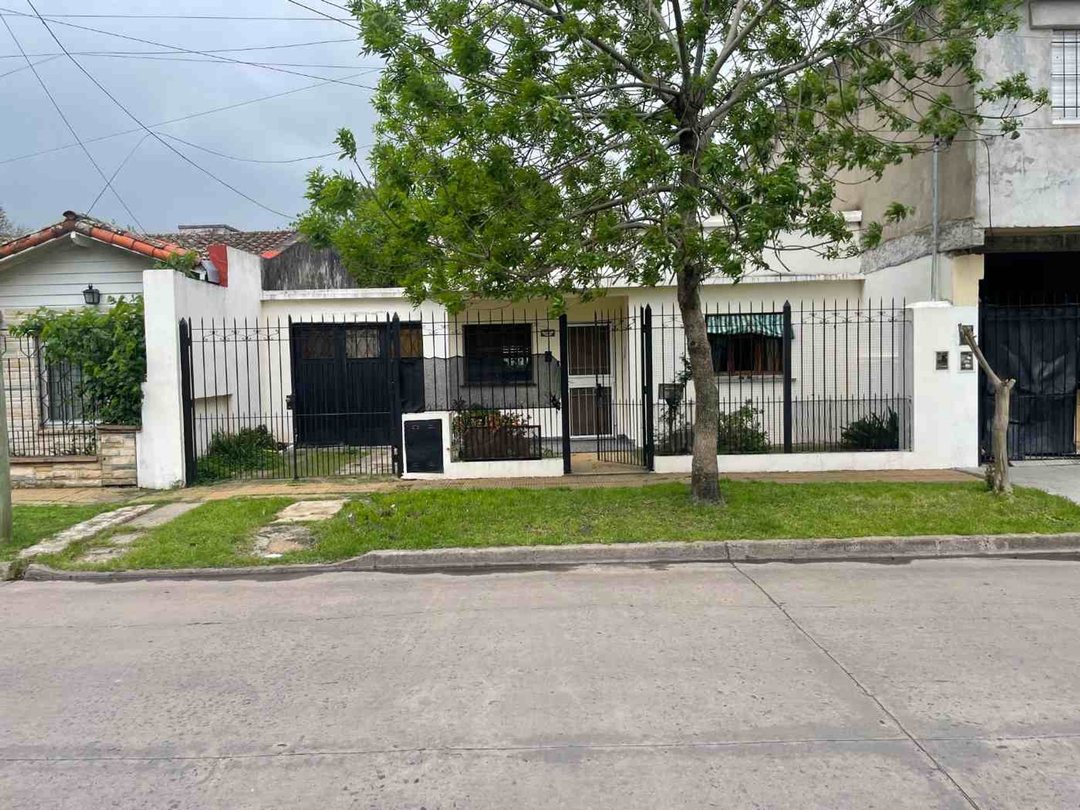 Venta Casa 3 Amb, Hurlingham, C/cochera y Patio.