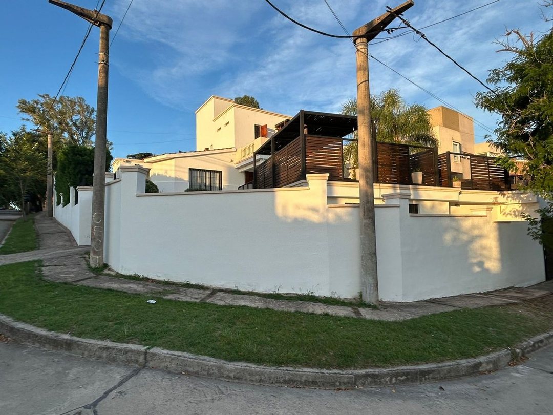 Venta Casa 4 Dorm B° El Refugio Recta Martinolli