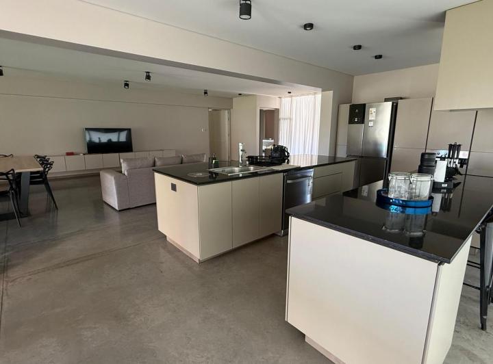 Casa · 250m² · 6 Ambientes · 2 Cocheras