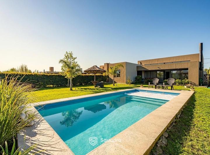 Casa · 130m² · 5 Ambientes · 2 Cocheras