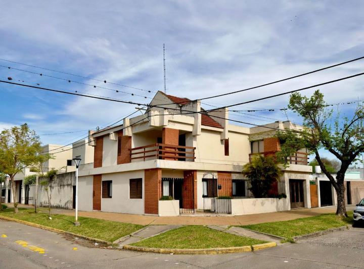 Casa · 312m² · 10 Ambientes · 2 Cocheras