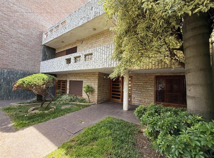 Casa · 300m² · 8 Ambientes · 3 Cocheras