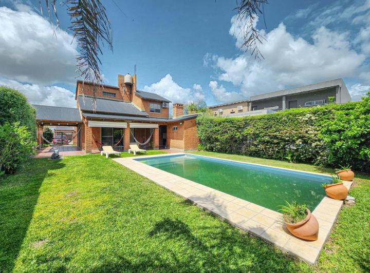 Casa · 138m² · 6 Ambientes · 2 Cocheras