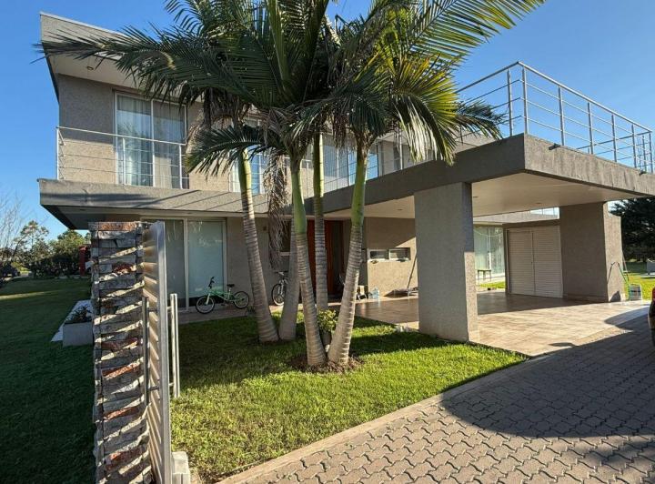 Casa · 283m² · 8 Ambientes · 2 Cocheras