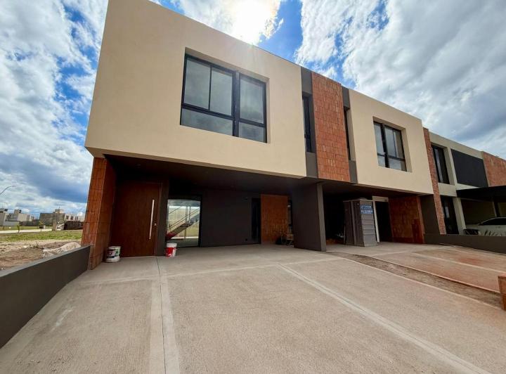 Casa · 140m² · 3 Ambientes · 2 Cocheras