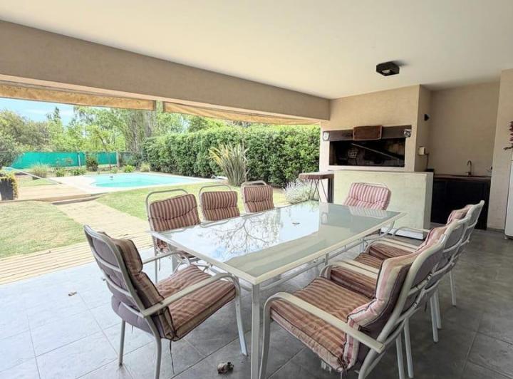 Casa · 279m² · 9 Ambientes · 3 Cocheras