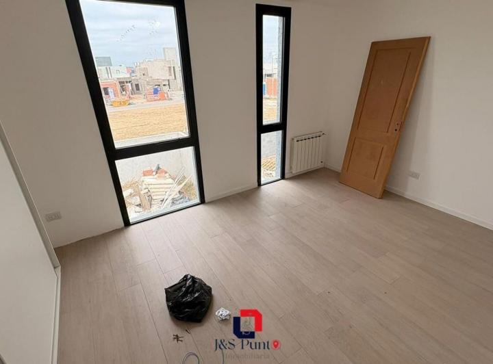 Casa · 136m² · 3 Ambientes · 2 Cocheras
