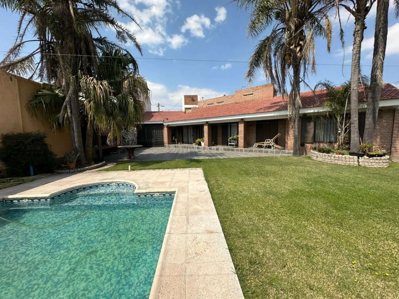 Ambientes amplios, distribución funcional y gran espacio exterior