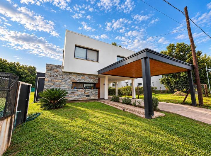 Casa · 400m² · 3 Dormitorios · 2 Cocheras