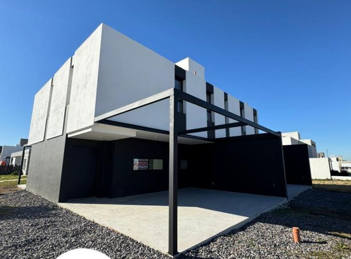 Casa · 130m² · 6 Ambientes · 2 Cocheras
