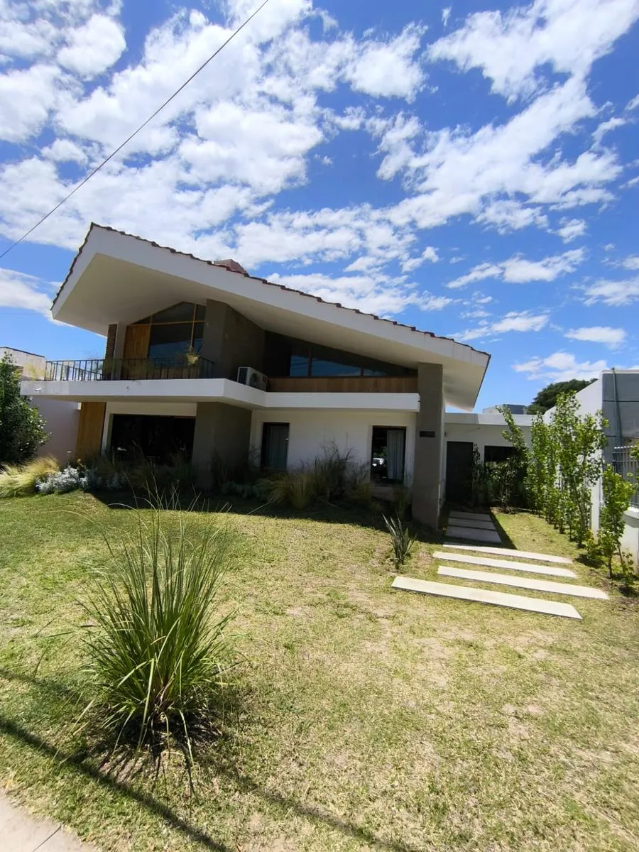 Casa en Venta en Cerro de las Rosas - 3 dormitorios