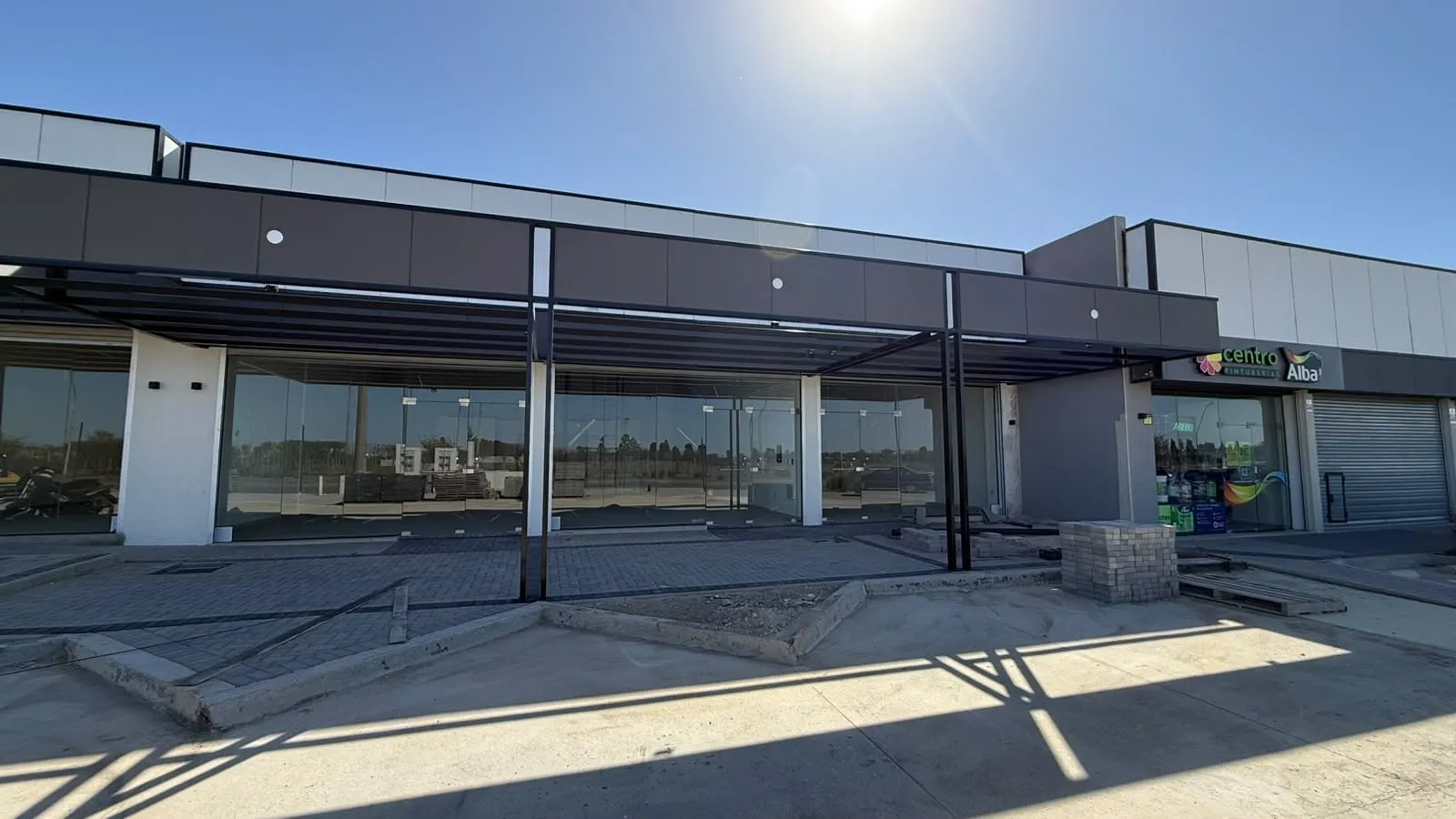 AlQUILER - LOCAL COMERCIAL A ESTRENAR EN MANANTIALES II - 65M2