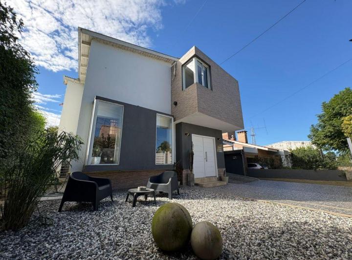 Casa · 250m² · 9 Ambientes · 4 Cocheras