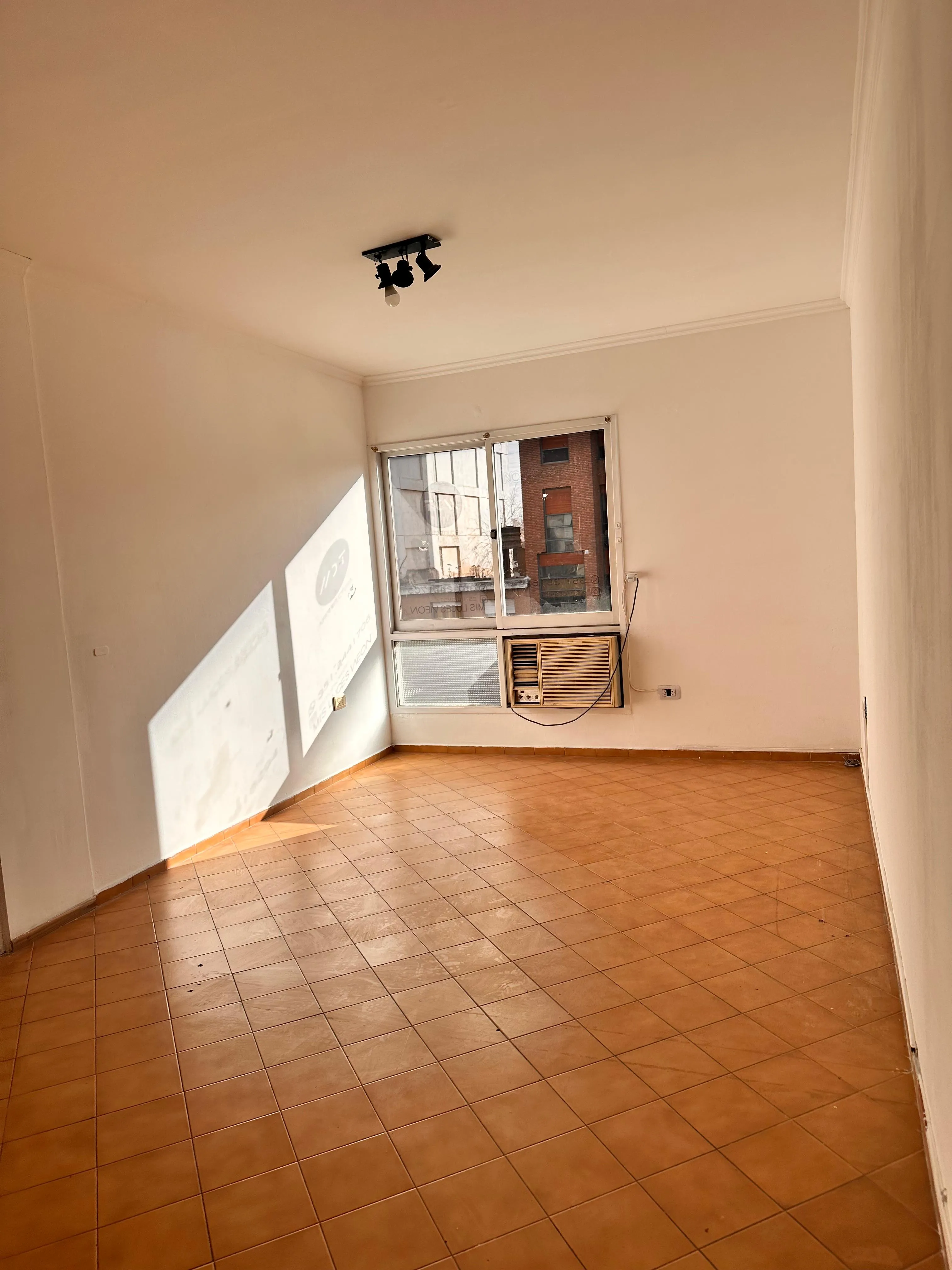 Centro. ALQUILO OFICINA con baño. Corro esquina Bv. San Juan