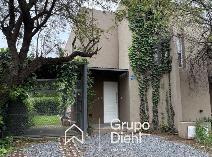 Casa · 200m² · 4 Ambientes · 2 Cocheras