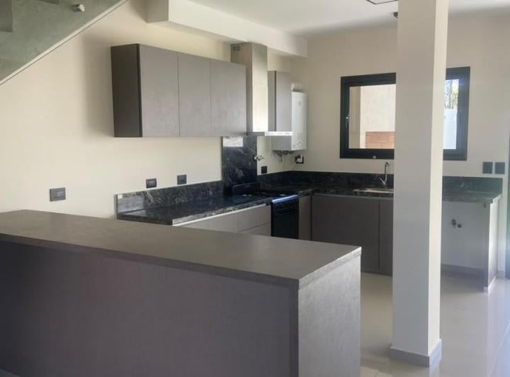 Casa · 180m² · 5 Ambientes · 2 Cocheras