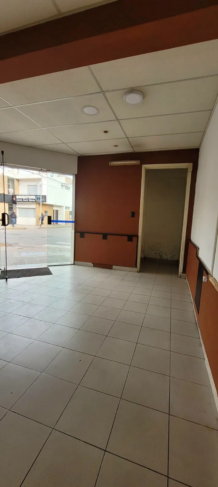 VENTA LOCAL COMERCIAL CENTRICO ESQUINA CON DEPTO DE 1 DORMITORIO EN PLANTA ALTA