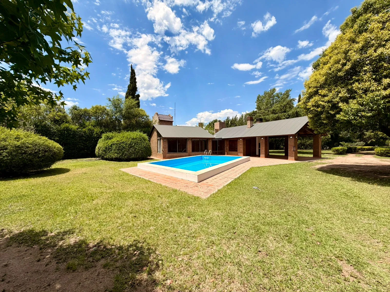 🏡 VENDO CASA QUINTA – Excelente Ubicación Rio Cuarto