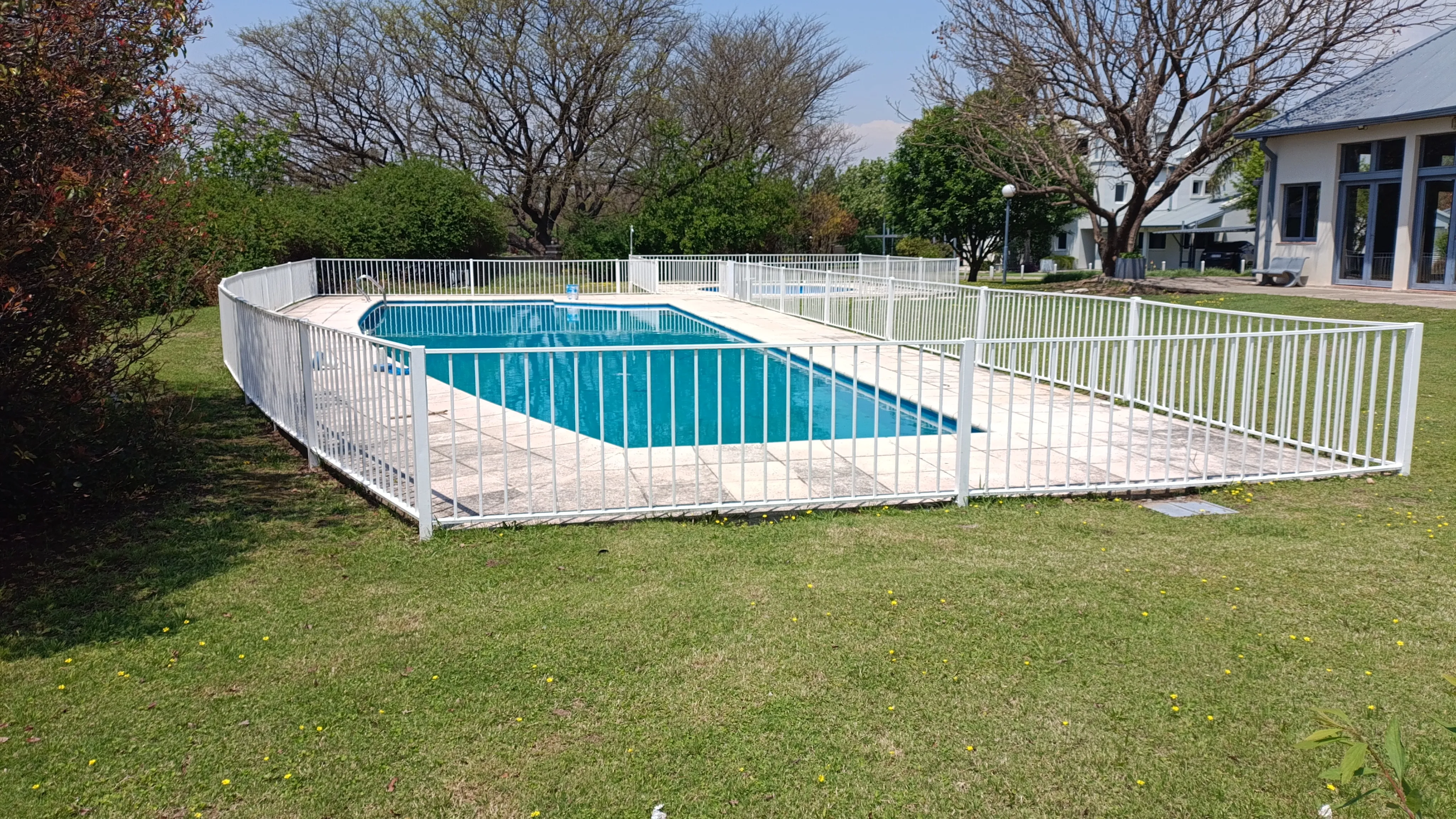 Alquilo Dúplex 2 Dor en PA , 1 en PB,  2 baños + 1 Toilette  Cochera Galería   GUARDIA 24 Hs  Soles 1  Valle Escondido (PILETA / SUM)