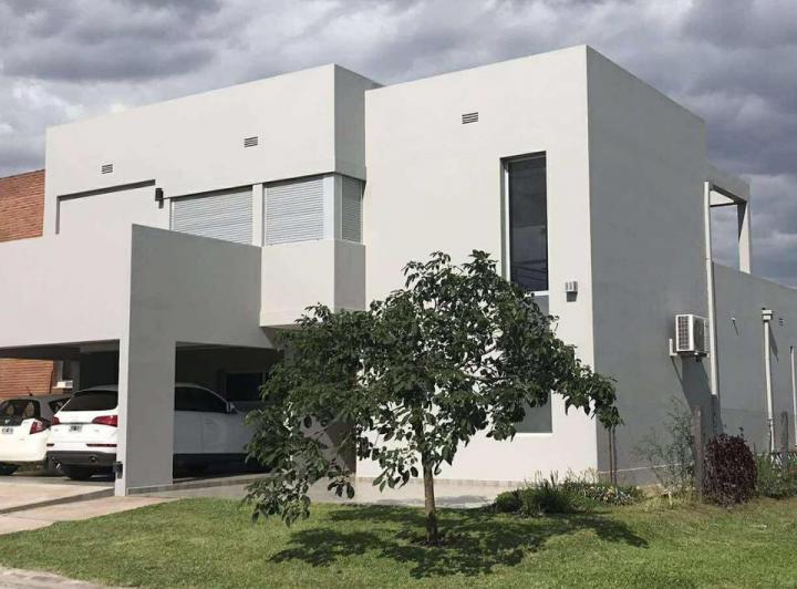 Casa · 450m² · 5 Ambientes · 2 Cocheras
