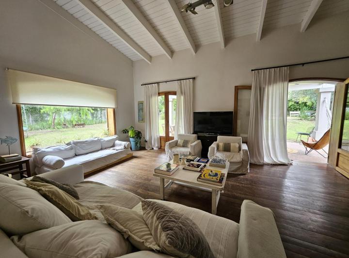 Casa · 380m² · 10 Ambientes · 4 Cocheras