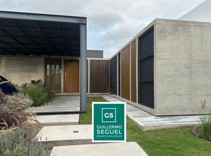 Casa · 214m² · 5 Ambientes · 2 Cocheras