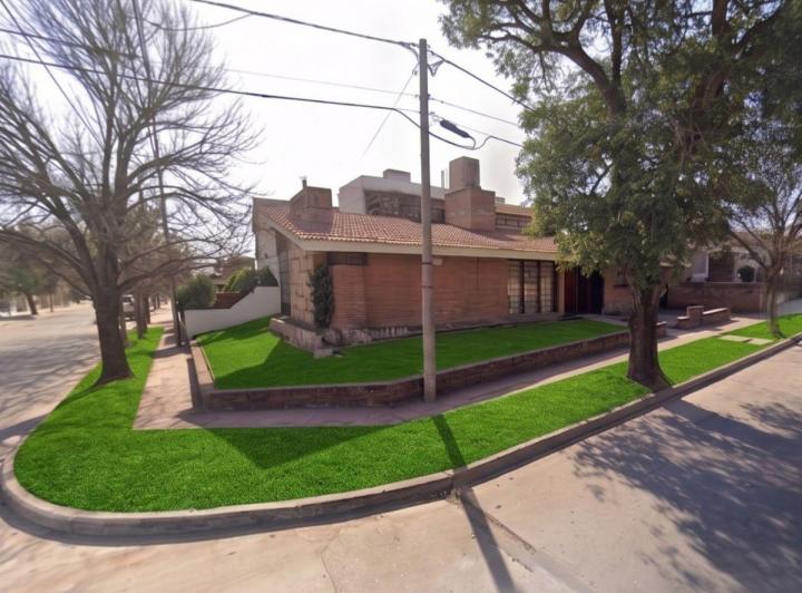 Casa · 160m² · 8 Ambientes · 1 Cochera