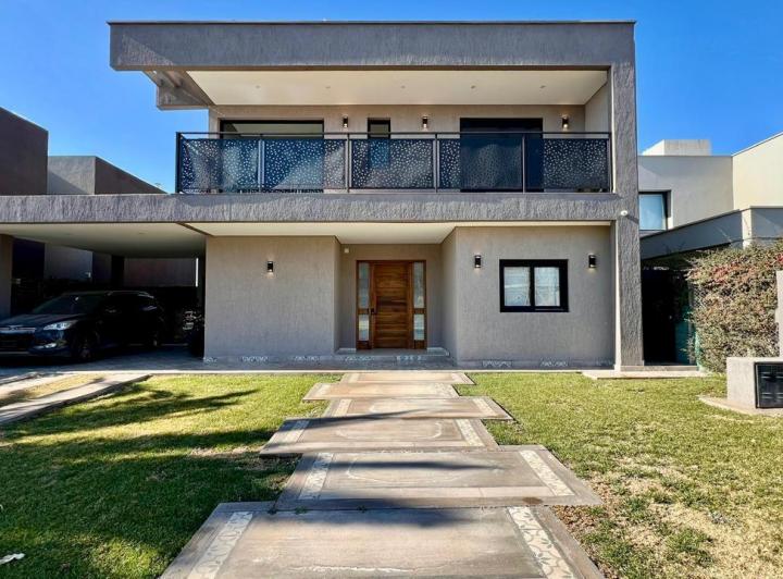 Casa · 290m² · 5 Ambientes · 2 Cocheras