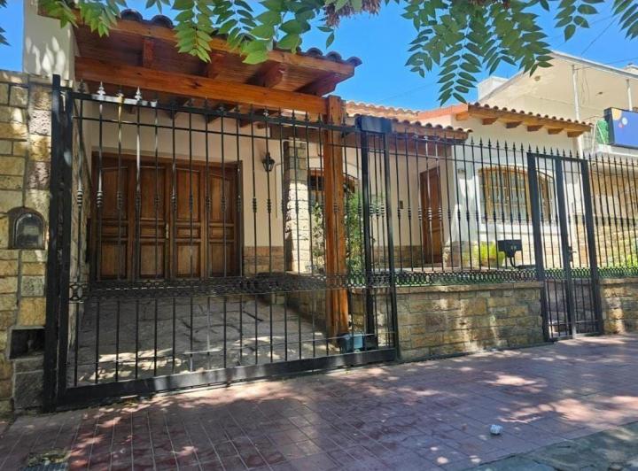 Casa · 244m² · 6 Ambientes · 2 Cocheras