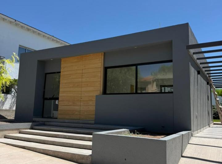 Casa · 140m² · 6 Ambientes · 2 Cocheras