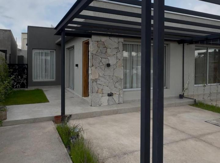 Casa · 85m² · 4 Ambientes · 2 Cocheras