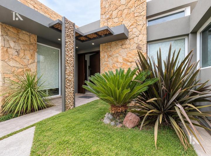 Casa · 140m² · 5 Ambientes · 1 Cochera