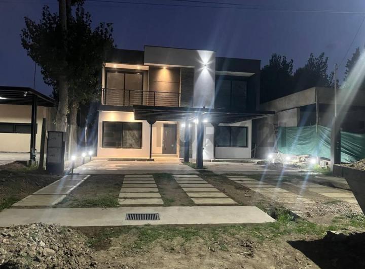 Casa · 110m² · 3 Ambientes · 2 Cocheras