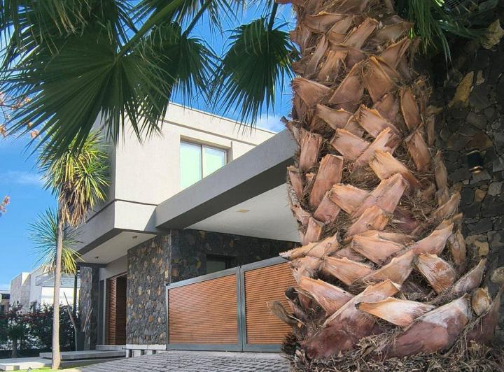 Casa · 310m² · 6 Ambientes · 2 Cocheras