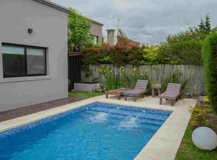 Casa · 140m² · 4 Ambientes · 3 Cocheras