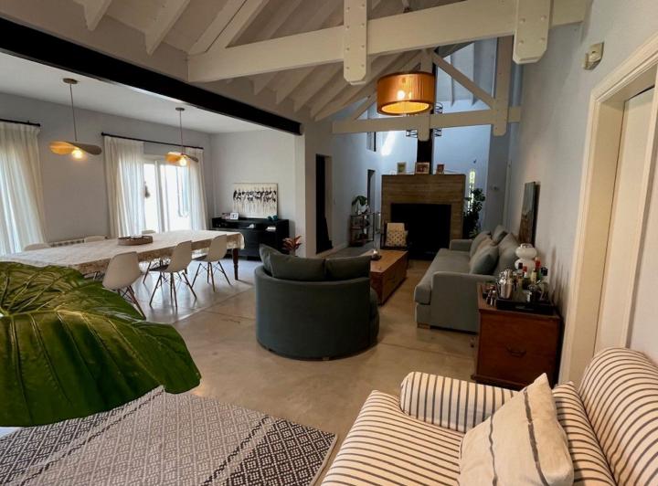 Casa · 238m² · 7 Ambientes · 2 Cocheras