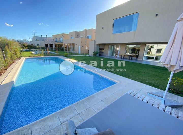 Casa · 220m² · 4 Ambientes · 3 Cocheras