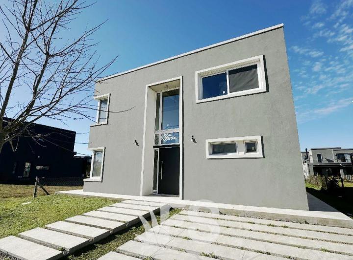 Casa · 200m² · 5 Ambientes · 2 Cocheras