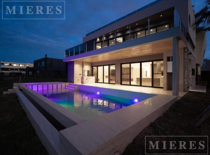 Casa · 584m² · 9 Ambientes · 2 Cocheras
