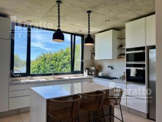 Casa · 200m² · 6 Ambientes · 4 Cocheras