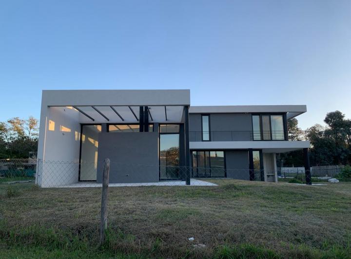 Casa · 240m² · 5 Ambientes