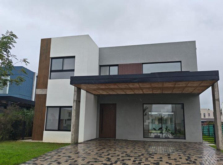 Casa · 215m² · 5 Ambientes · 2 Cocheras