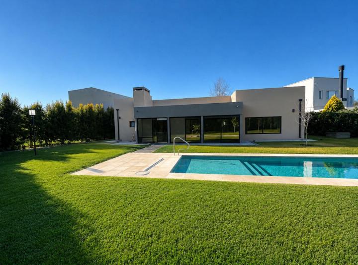 Casa · 265m² · 4 Ambientes · 1 Cochera